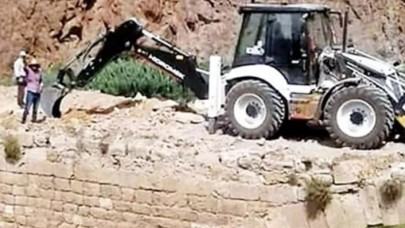 800 yıllık kız köprüsünün üzerine iş makinesi çıkardılar: 'Büyük taşlar vardı'