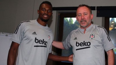 Beşiktaş,  Mensah'ı Galatasaray'a gönderme yaparak açıkladı