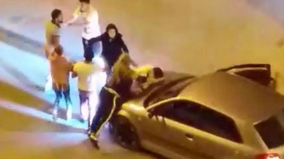 Cami duvarına tuvaletini yapan kişiyi uyardı,  kafasında şişe kırdılar