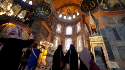 Cami statüsüne kavuşan Ayasofya'ya başörtüsüz,  şortlu,  dekolteli girmek yasaklandı