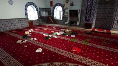 Camiye büyük saygısızlık! Dini kitaplara zarar verip,  ses sistemini bozdular