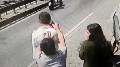 Cep telefonunu konuştuğu esnada kulağından çaldılar