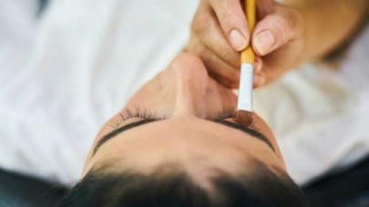 Düğünde aynı makyaj malzemesini kullanan 35 kişiye koronavirüs bulaştı