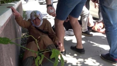Erzurum'da cadde ortasında annesini tekmeleyen genci 2 kişi dövdü
