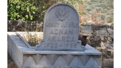 Eski milletvekili Rifat Adnan Akarca'nın mezarı babalık davası için açıldı