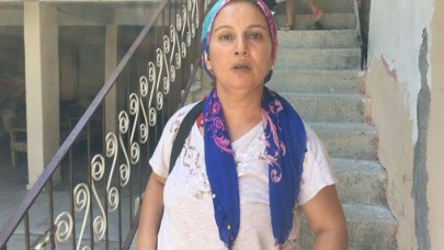 Evi bastı,  dayak attı,  eşinin boğazına bıçak dayadı,  kadını ölümden çocukları kurtardı,  yine de serbest kaldı