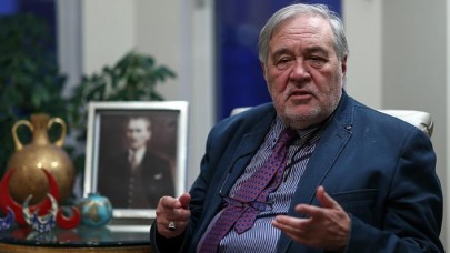 İlber Ortaylı,  "Fesli Adamı" eleştirince Anadolu Ajansı mikrofonu çekti!