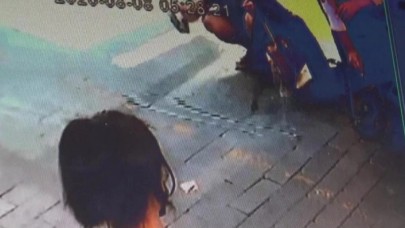 İzmir'de bir kadın güpegündüz sokak ortasında tuvaletini yaptı
