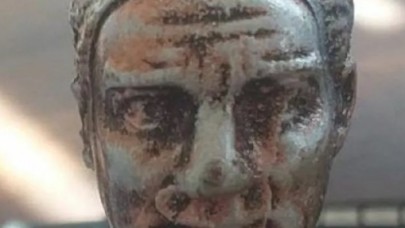 İzmir'de muhtarlara dağıtılan Atatürk büstü tartışma yarattı