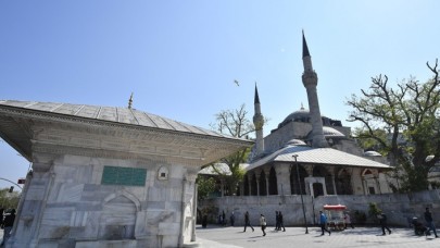 Peyzaj skandalı: Üsküdar'daki tarihi Mihrimah Sultan Cami'inde yapılan değişikliğe tepki yağdı!