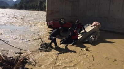 Selden çöken yolu görmeyince dereye uçtu: Elif Karaman öldü