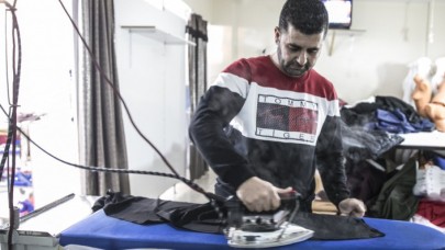 Suriyeli terzinin astığı tabelayı görenler 'Helal olsun' diyor!