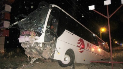 Yolcu otobüsü yoldan çıktı: 30 yaralı