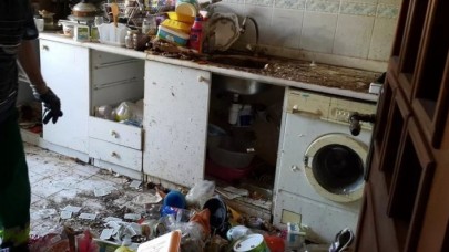 4 katlı evde yaşayan İlhami Uçar'ın evinden 10 ton çöp çıktı