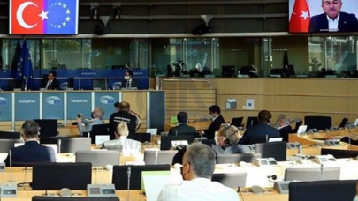 'AB ve Türk bayrağını yan yana görmek istemiyoruz' diyen vekile Çavuşoğlu'dan: 'Katlanamıyorsunuz'