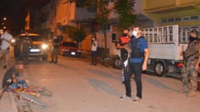 Adana'da evli kadına mesaj atan kişiyi vatandaşların elinden özel harekat kurtardı