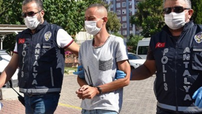 Annesi Seher Fak'ı pompalı tüfekle öldüren Berk Karan sese gelen komşularıyla dalga geçti