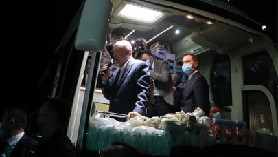 Cumhurbaşkanı Erdoğan halka çay dağıttı: "Şu mesafe kuralına lütfen dikkat edelim. Şöyle arayı biraz açalım" 