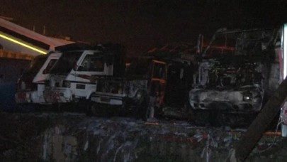Fatih Belediyesi'ne ait kamyonlar alev alev yandı