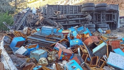 Malatya'da arı kovanı kamyonu devrildi: İsmail Başyiğit,  Abdullah Baki,  Doğan Dallı öldü