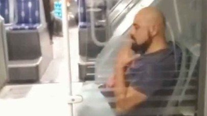 Metrobüste çıldırtan görüntü: Ayakları karşı koltukta,  yüzünde maske yok,  elinde sigara var