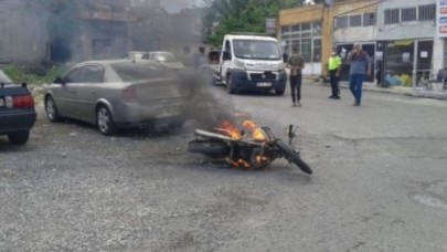 Polis ceza yazacaktı: Sürücü motosikletini yakarak kaçtı