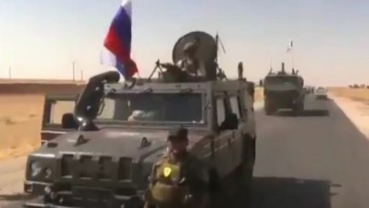 Suriye'de skandal görüntü: PYD/YPG mensubu terörist Rus askerleriyle yan yana