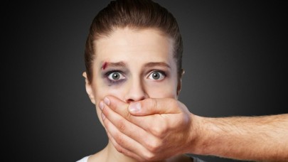 Takıntılı adam ayrılmak isteyen sevgilisine dehşeti yaşattı: Kezzap döküp satırla kolunu kesti!