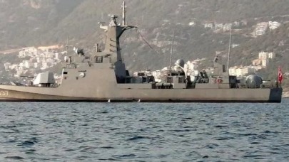 Türk fırkateyni,  Meis Adası önünden geçti