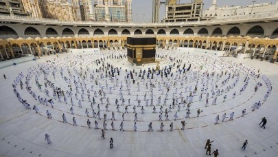 Umre ziyaretleri kademeli olarak başlıyor