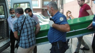 Adana'da uyandırmak için odaya giren anne,  oğlunu ölü buldu