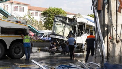 Ankara'da belediye otobüsü yaya geçidine çarptı: 12 yaralı