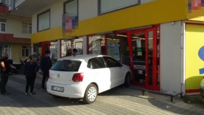 Antalyalı Fatma Sözen,  markete arabayla girdi!