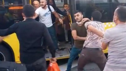 Avcılar metrobüs durağında büyük kavga: 'Kız arkadaşıma baktın!'