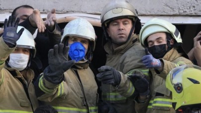 Bayraklı'da enkazdan 4 kişi yaralı çıkarıldı