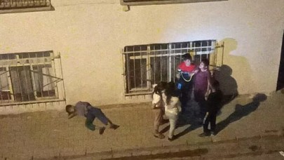 Çocukların görüntüsü hayrete düşürdü: Biri bayıldı,  diğerleri hiçbir şey olmamış gibi içmeye devam etti