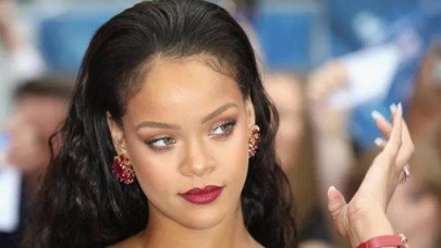 Defilesinde remixli hadis müziğini kullanan Rihanna,  müslümanlardan özür diledi