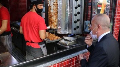 Denizli valisi Ali Fuat Atik kendisiyle ilgilenmeyen dönerciye kızınca işletmeyi kapattı