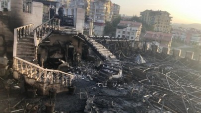 Estergon kalesi küle döndü: Tamamen yandı