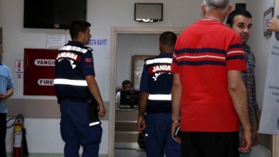 Hasta yakınları bu sefer jandarmaya saldırdı: Personel tedavi altına alındı!