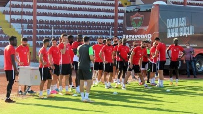 Hatayspor'da 19 kişide korona çıktı: Maçı ertelendi