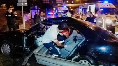 İstanbul'da feci kaza: Bariyere çarpan otomobildeki iki kişinin ayakları koptu