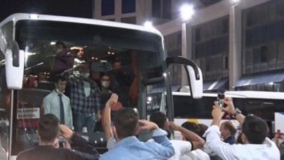 İstanbul'da yasak dinlemediler: Beyoğlu'nda asker uğurlama töreni