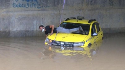 İstanbul'u su bastı: Mahsur kalanları itfaiye kurtardı