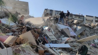 İzmir'de meydana gelen 6.8 büyüklüğündeki depremde binalar yıkıldı!