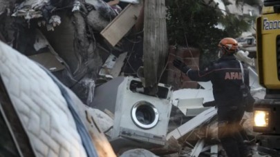 İzmir'deki depremde can kaybı 25'e yükseldi,  804 yaralı