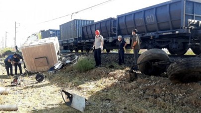 Kamyona tren çarptı: Selahattin Ergüven öldü
