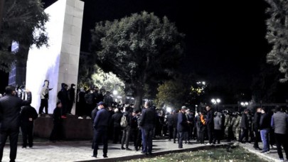 Kırgızistan ayakta: Cumhurbaşkanlığı Sarayı ve parlamento işgal edildi