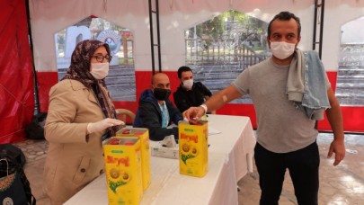 Kızılay'ın kan bağışı kampanyasına yoğun ilgi: Ayçiçek yağı hediye!