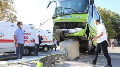 Kocaeli'de feci kaza: Ticari araç ile otobüs çarpıştı!